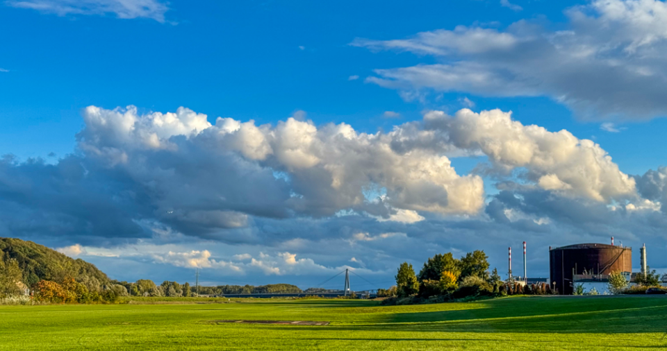 Grasflugplatz mit blauen Himmel