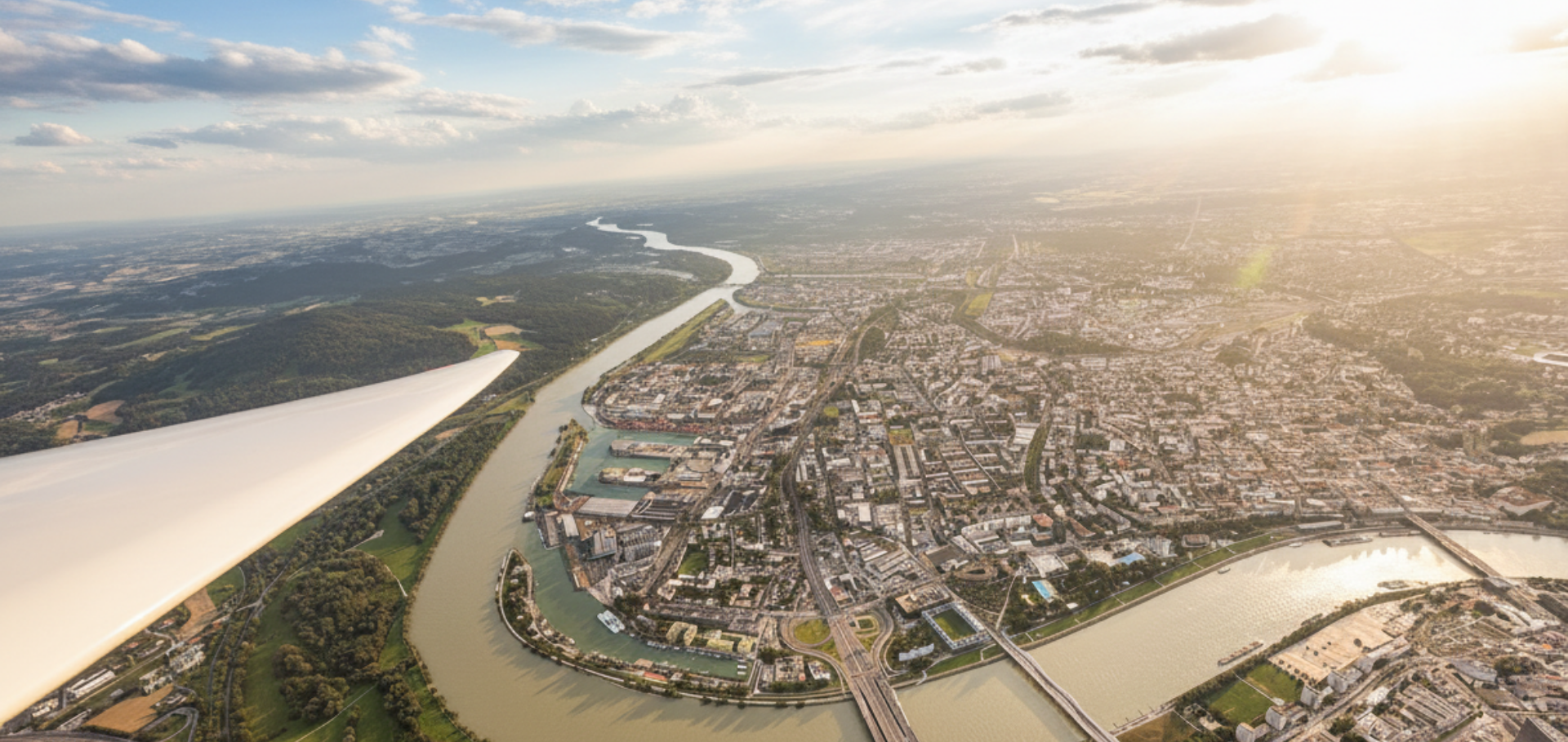 Sonne taucht Stadt in goldenes Licht