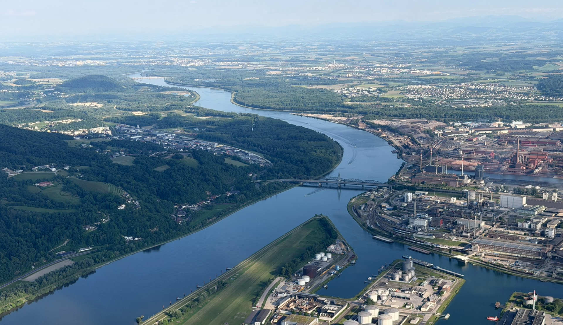 Blick auf Stadt mit Fluss