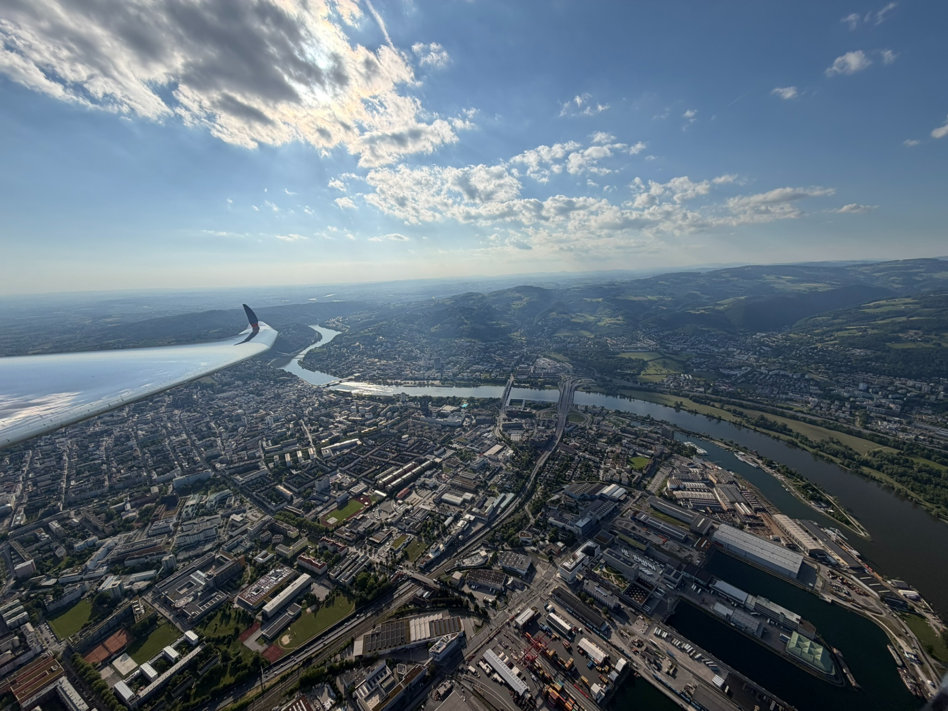Sonne scheint durch Wolken durch
             auf Stadt